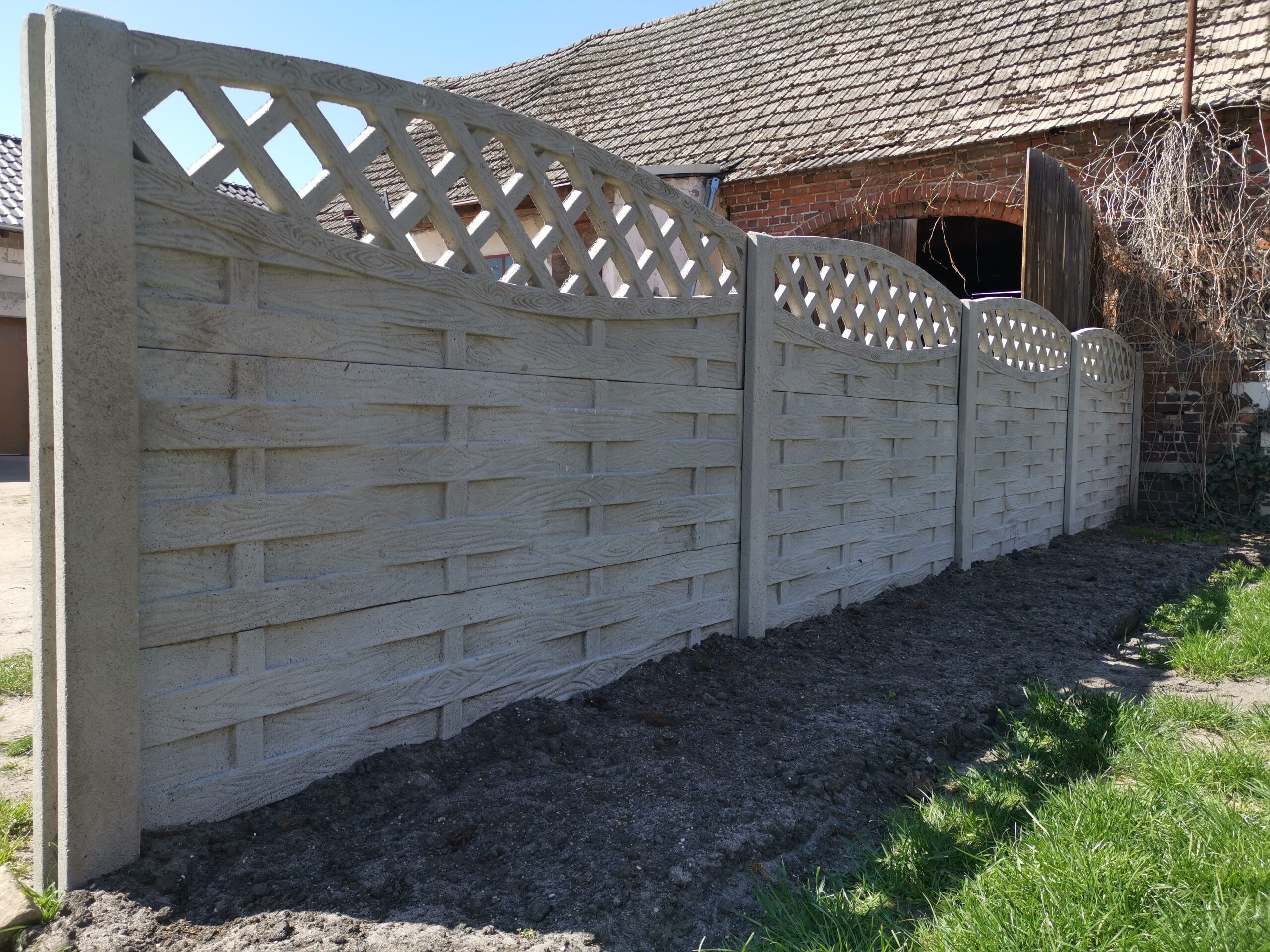 Betonzaun Referenz BETONZAUNE-BMZ-0007 – Sichtschutz und robuste Einfriedung