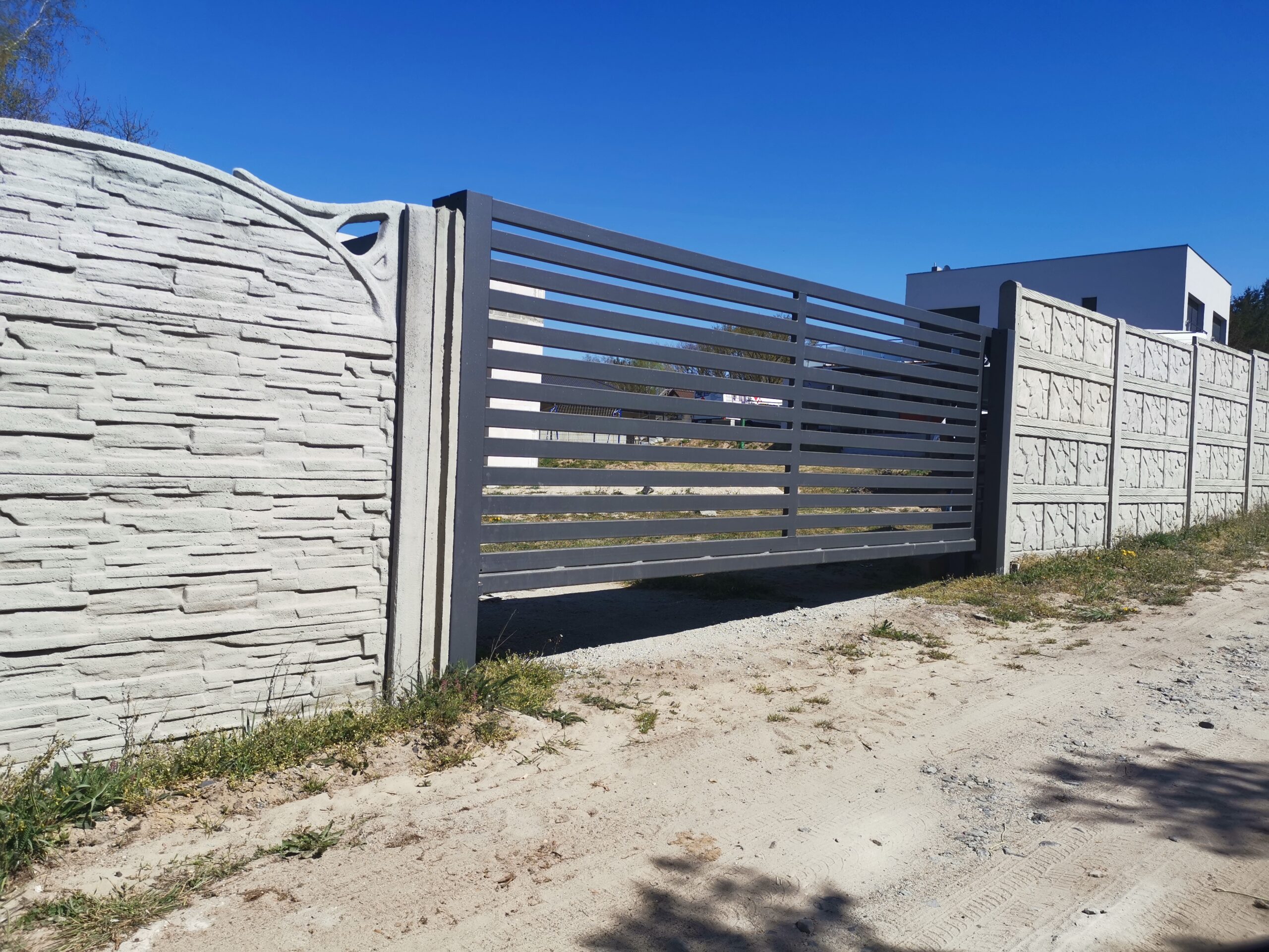 Betonzaun Referenz BETONZAUNE-BMZ-0008 – Sichtschutz und robuste Einfriedung
