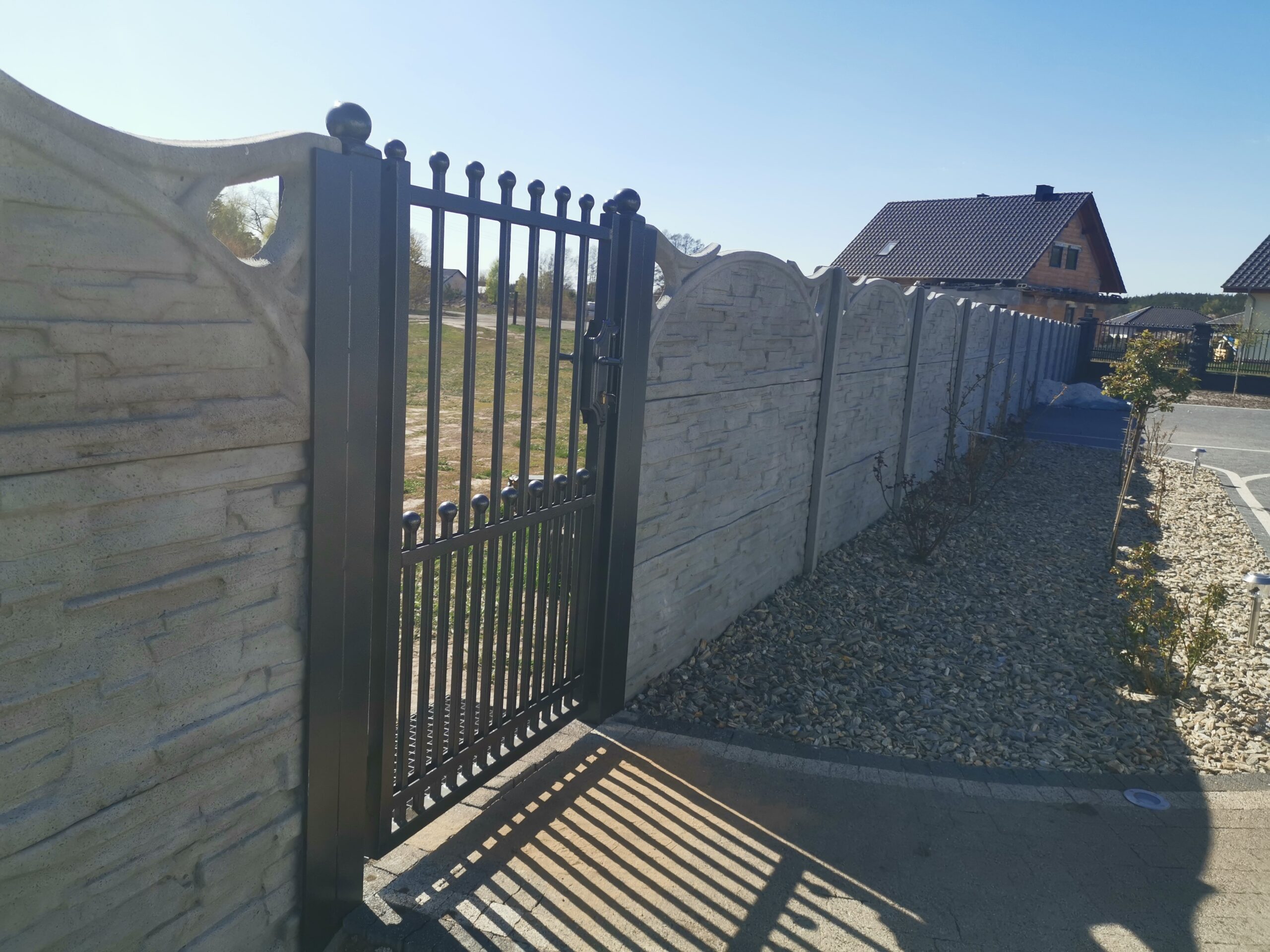 Betonzaun Referenz BETONZAUNE-BMZ-0010 – Sichtschutz und robuste Einfriedung