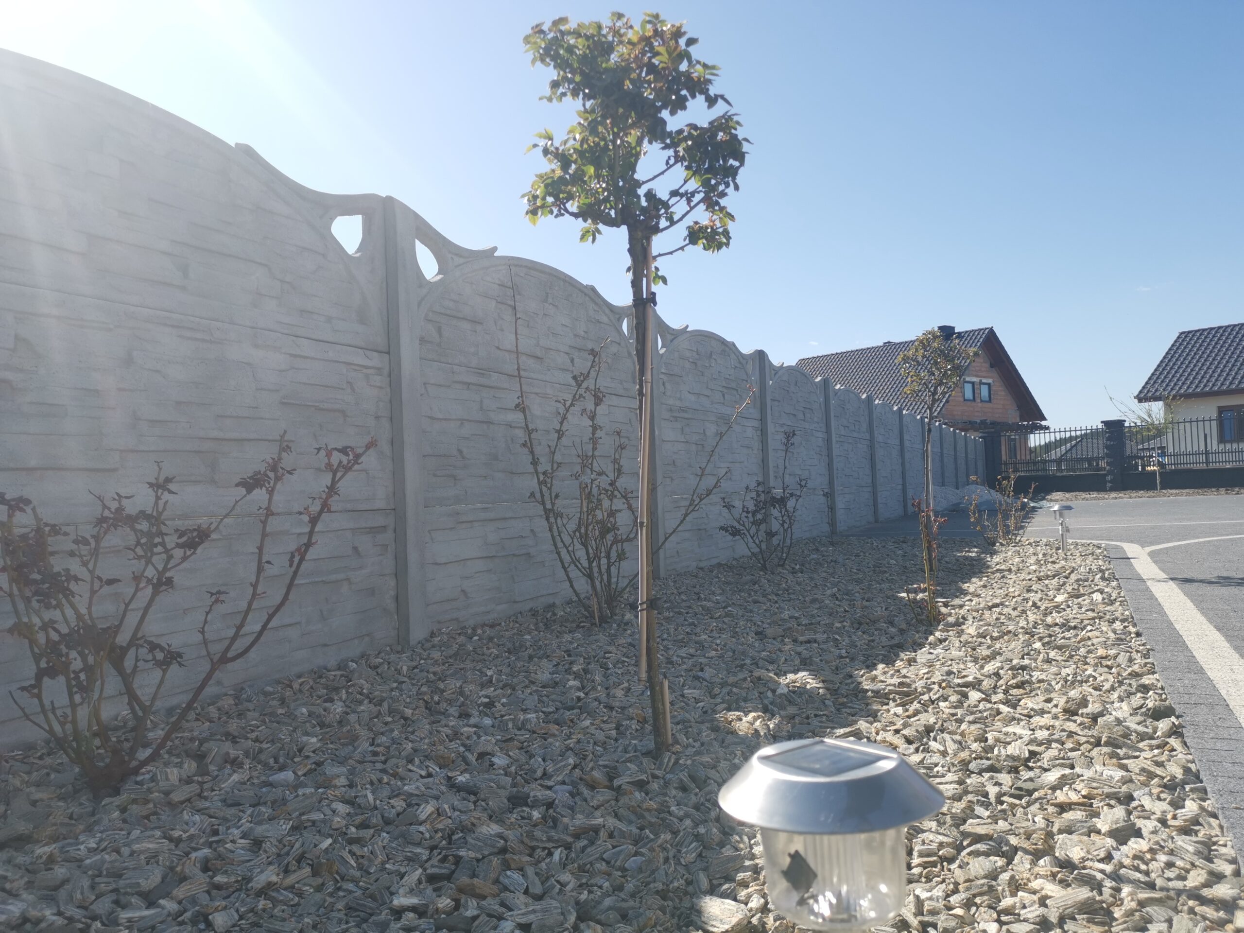 Betonzaun Referenz BETONZAUNE-BMZ-0011 – Sichtschutz und robuste Einfriedung