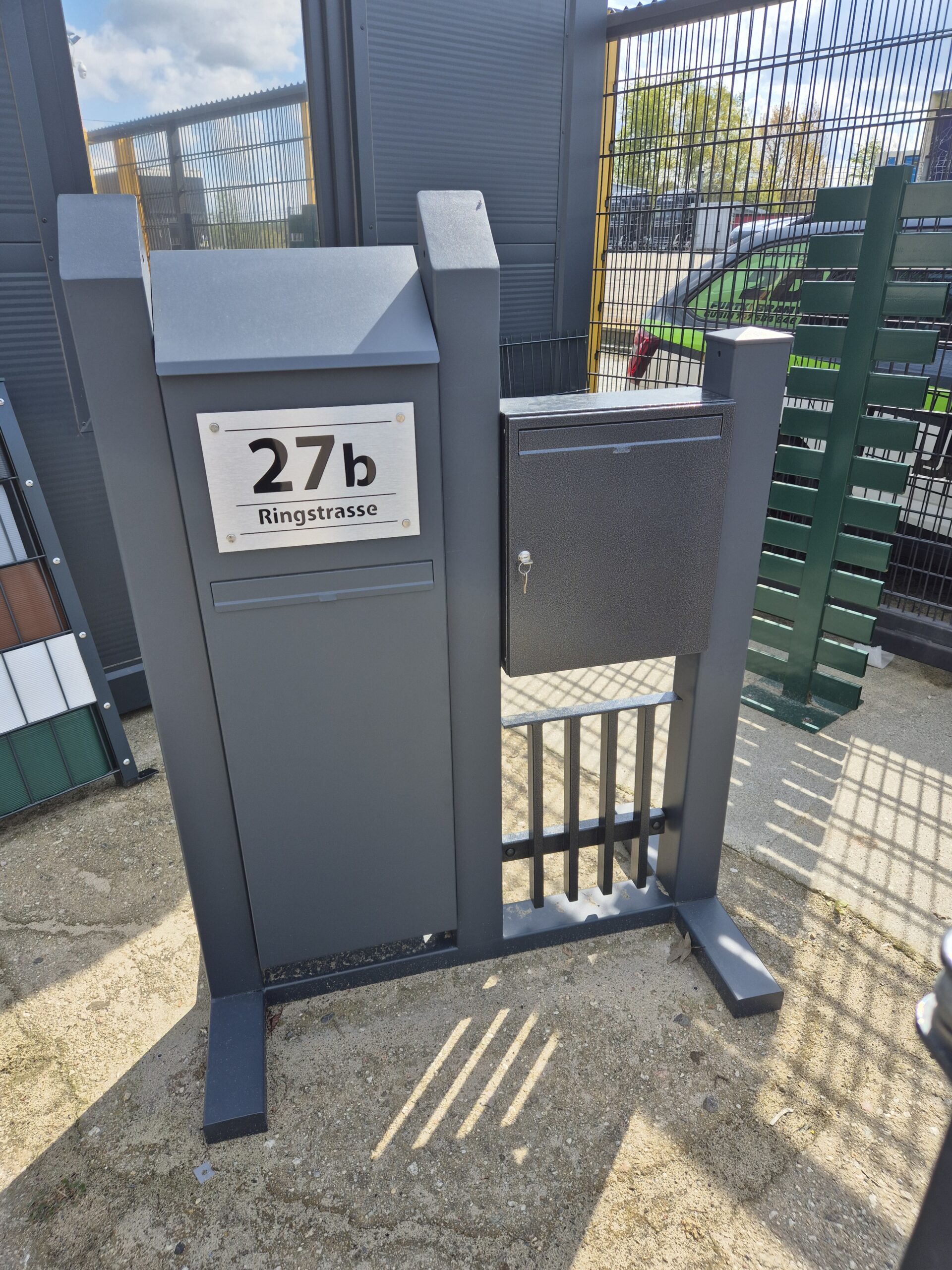 Briefkastenanlage Referenz BRIEFKAESTEN-BMZ-0003 – Eingangsbereich mit Metallarbeit