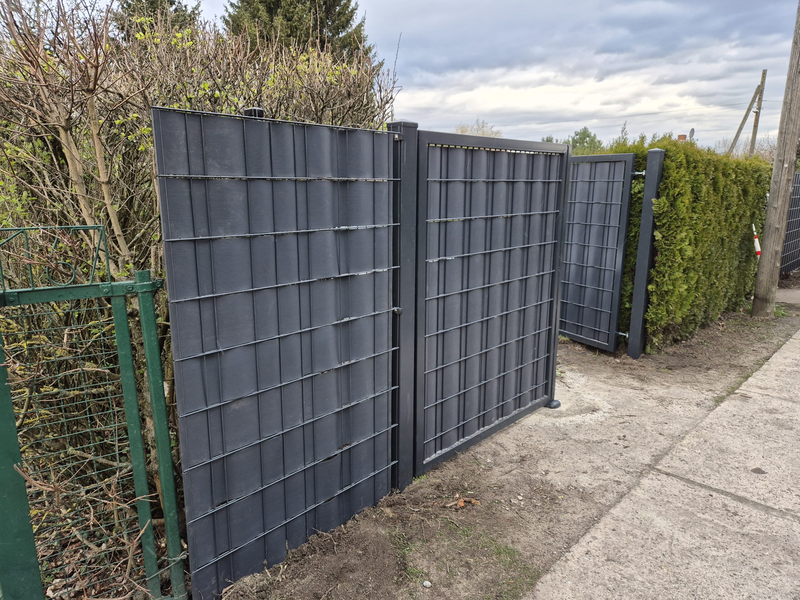 Doppelstabmattenzaun Referenz DOPPELSTABMATTEN-BMZ-0010 – robuste Zaunanlage