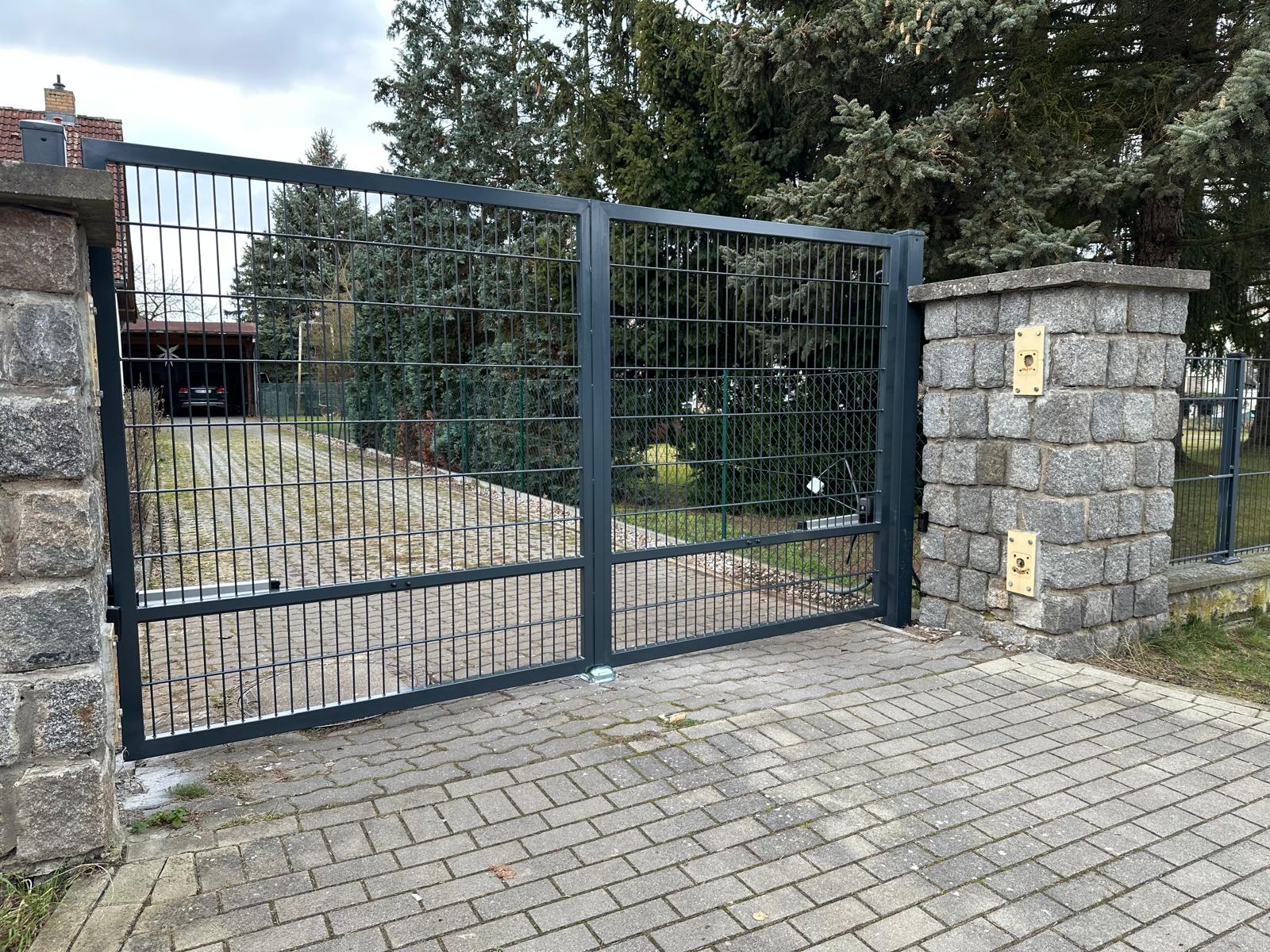 Doppelstabmattenzaun Referenz DOPPELSTABMATTEN-BMZ-0017 – robuste Zaunanlage