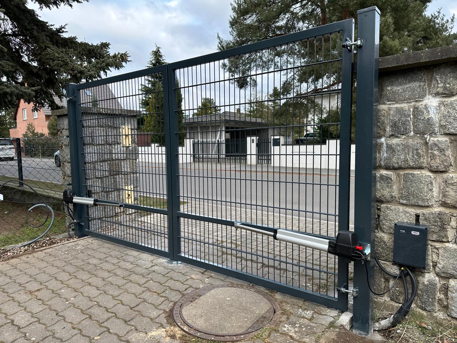Doppelstabmattenzaun Referenz DOPPELSTABMATTEN-BMZ-0018 – robuste Zaunanlage