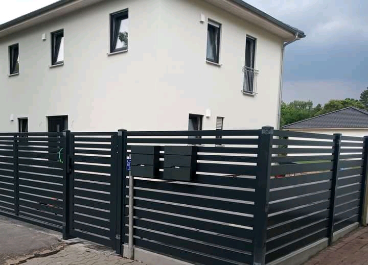 Moderner Metallzaun Referenz MODERNE-BMZ-0002 – klare Zaungestaltung