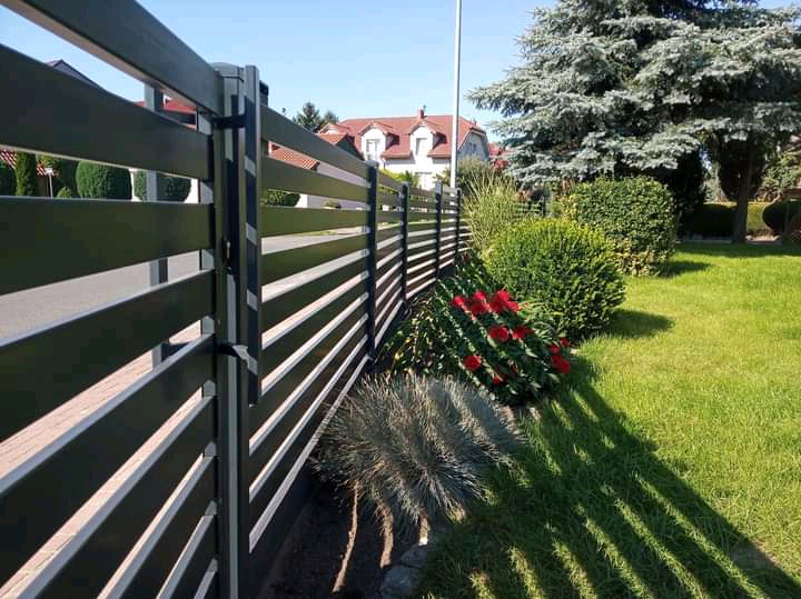Moderner Metallzaun Referenz MODERNE-BMZ-0003 – klare Zaungestaltung