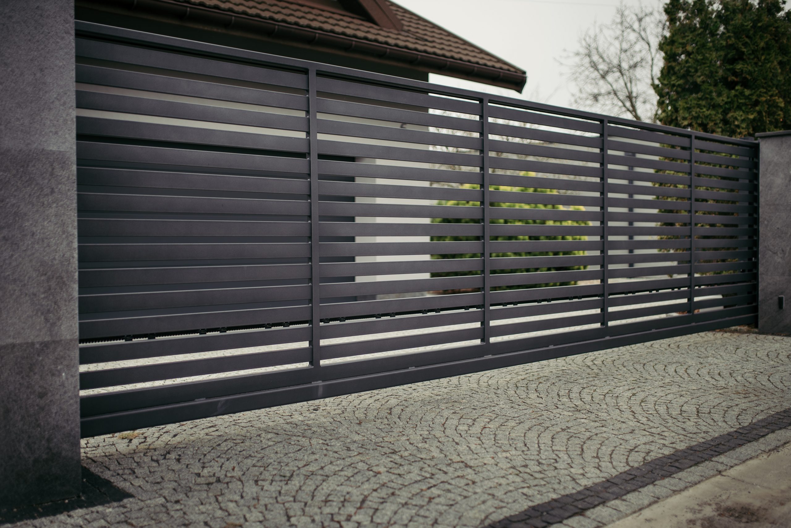 Moderner Metallzaun Referenz MODERNE-BMZ-0014 – klare Zaungestaltung