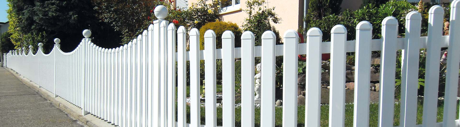 Moderner Metallzaun Referenz MODERNE-BMZ-0015 – klare Zaungestaltung