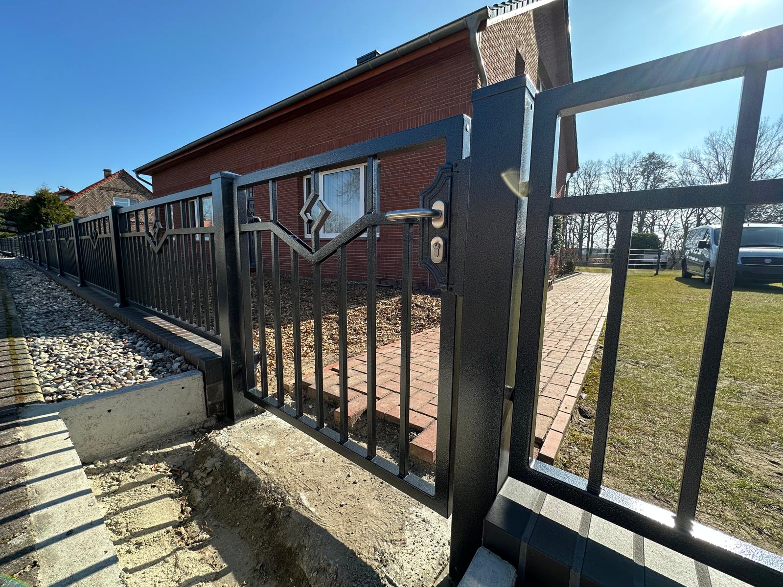 Moderner Metallzaun Referenz MODERNE-BMZ-0018 – klare Zaungestaltung