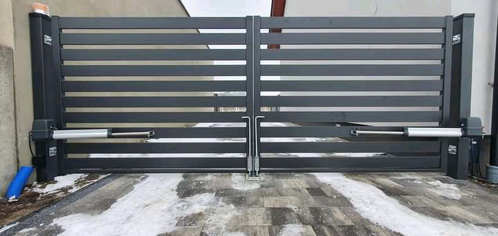 Moderner Metallzaun Referenz MODERNE-BMZ-0019 – klare Zaungestaltung