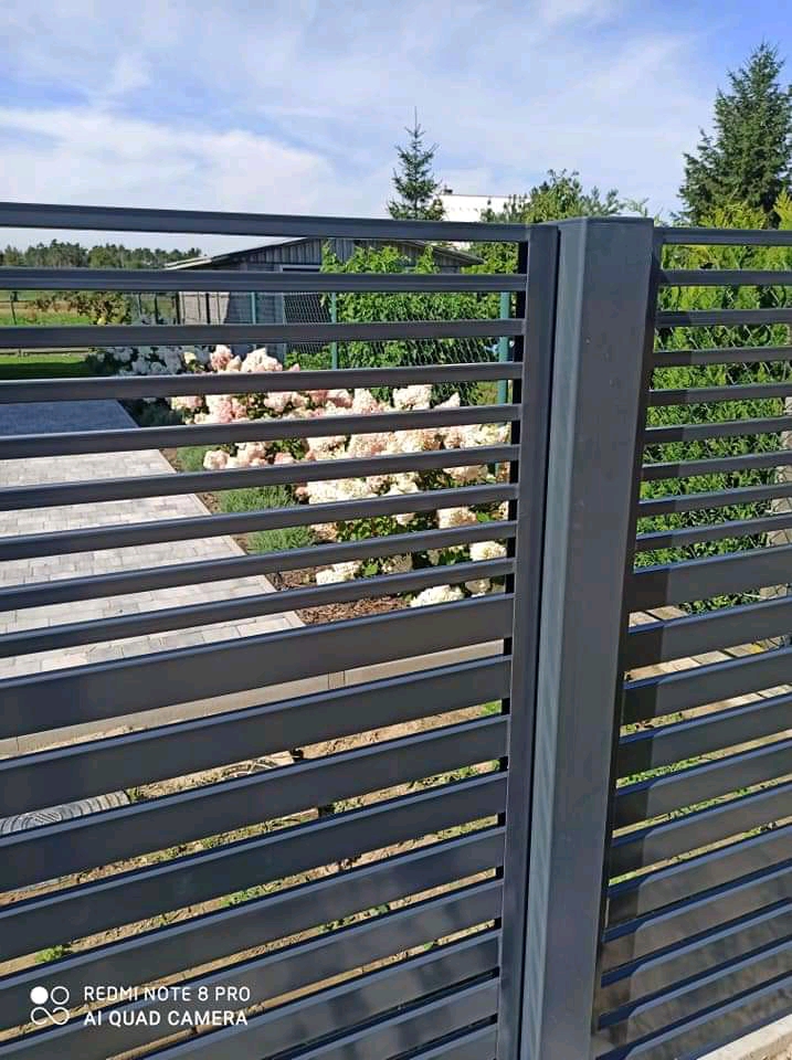 Moderner Metallzaun Referenz MODERNE-BMZ-0020 – klare Zaungestaltung