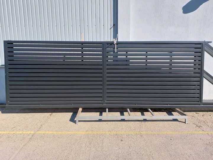 Moderner Metallzaun Referenz MODERNE-BMZ-0023 – klare Zaungestaltung