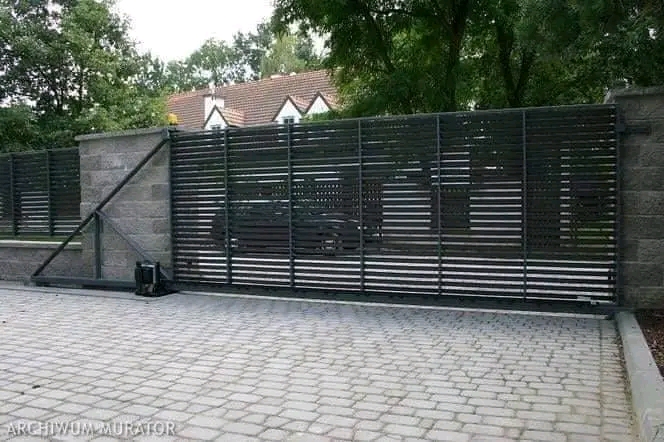 Moderner Metallzaun Referenz MODERNE-BMZ-0027 – klare Zaungestaltung
