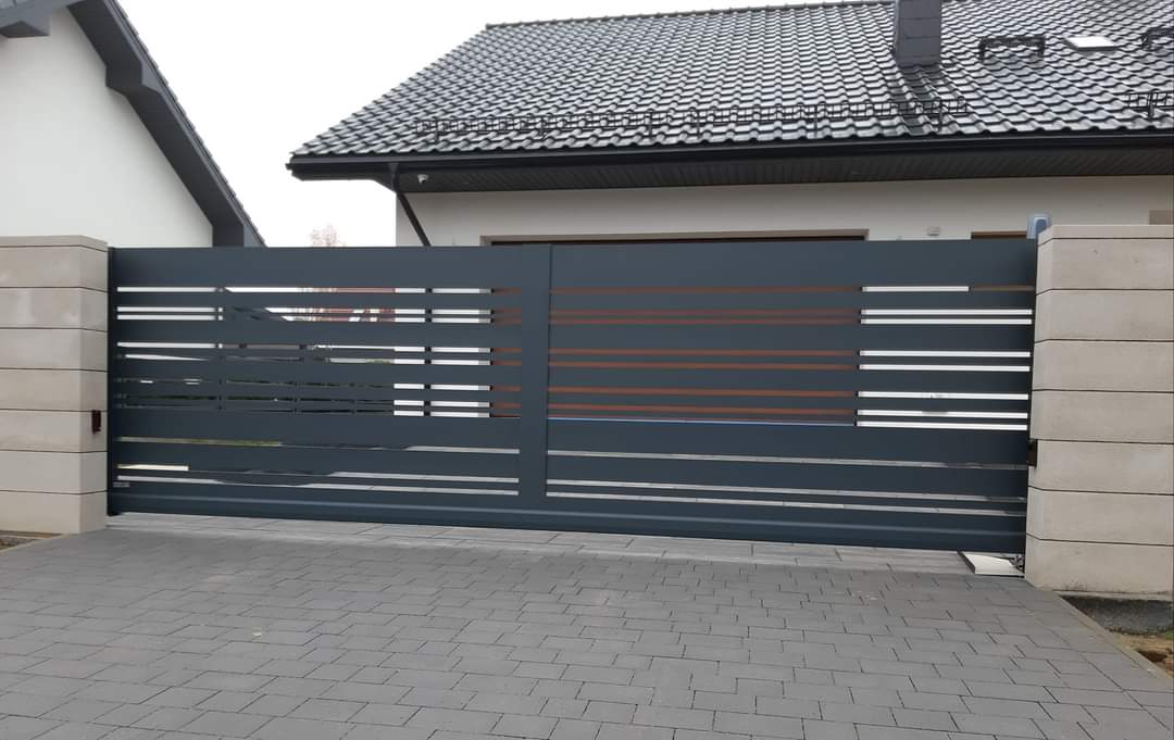 Moderner Metallzaun Referenz MODERNE-BMZ-0028 – klare Zaungestaltung
