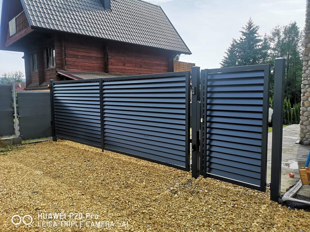 Moderner Metallzaun Referenz MODERNE-BMZ-0029 – klare Zaungestaltung
