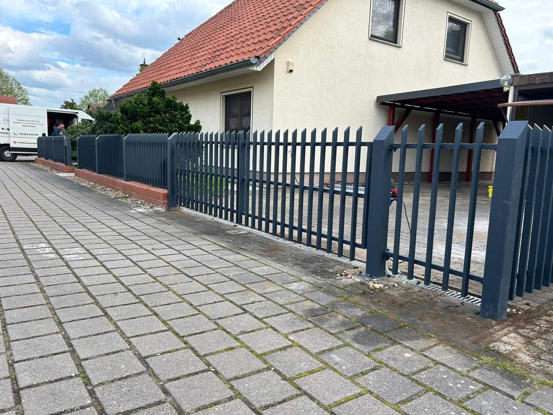 Moderner Metallzaun Referenz MODERNE-BMZ-0030 – klare Zaungestaltung