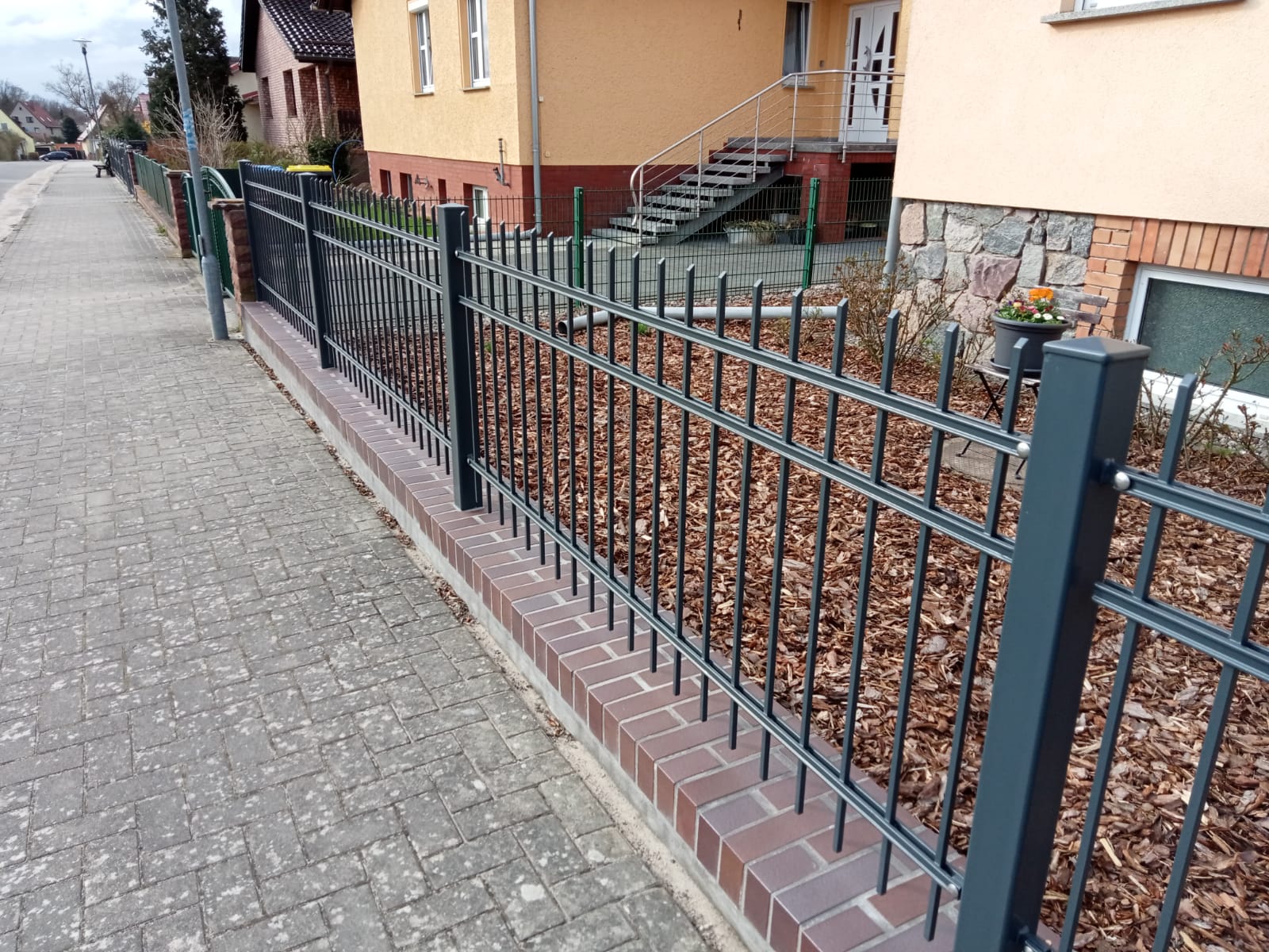 Moderner Metallzaun Referenz MODERNE-BMZ-0037 – klare Zaungestaltung