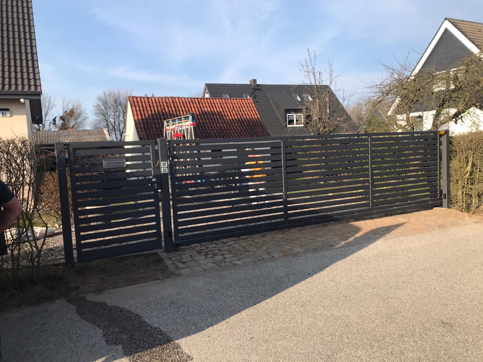 Moderner Metallzaun Referenz MODERNE-BMZ-0042 – klare Zaungestaltung