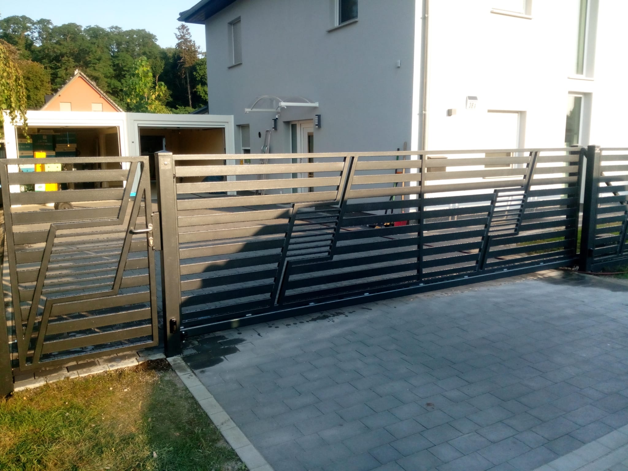 Moderner Metallzaun Referenz MODERNE-BMZ-0047 – klare Zaungestaltung