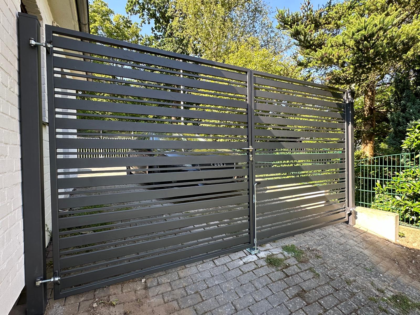 Moderner Metallzaun Referenz MODERNE-BMZ-0055 – klare Zaungestaltung