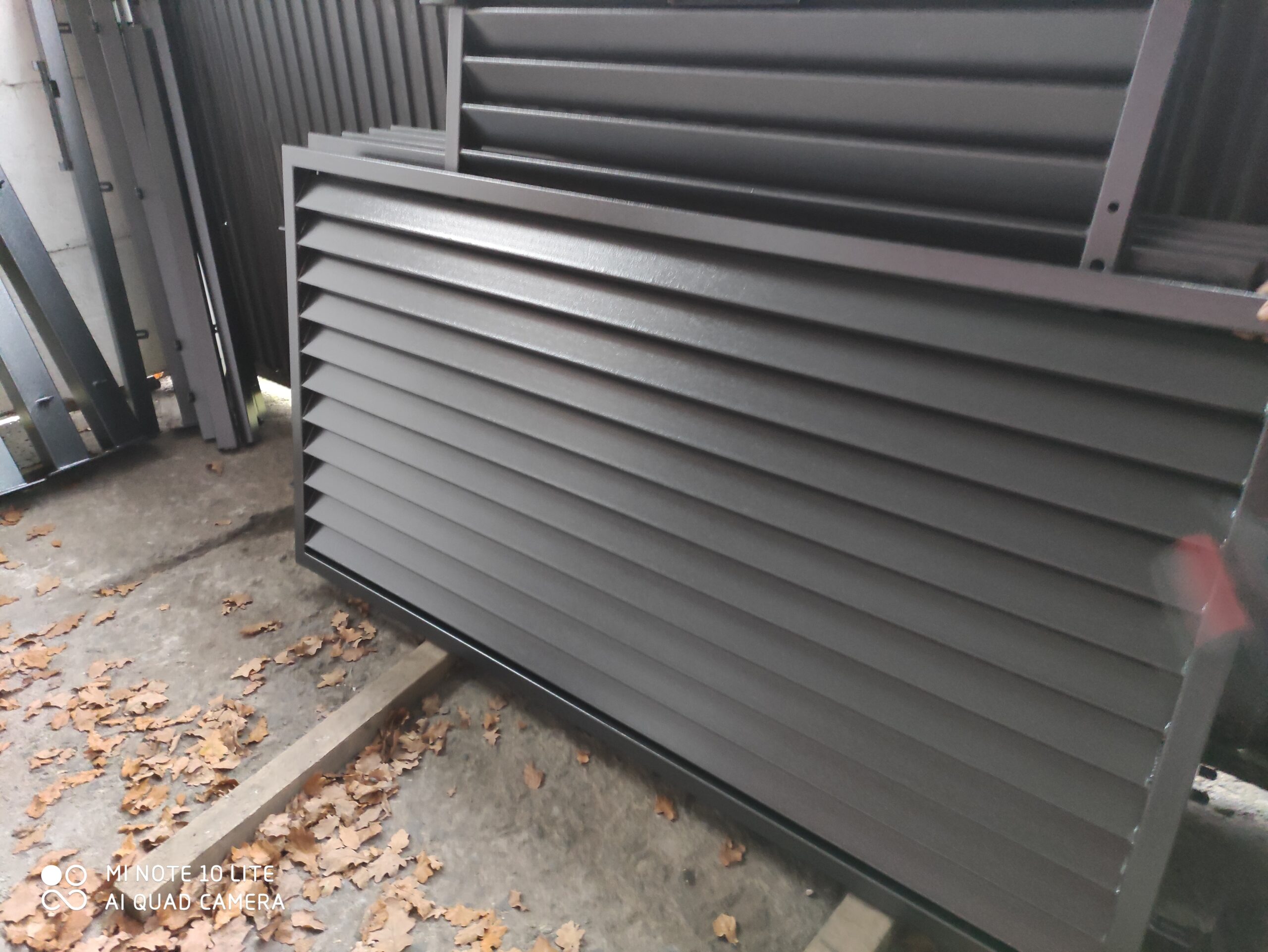 Moderner Metallzaun Referenz MODERNE-BMZ-0065 – klare Zaungestaltung