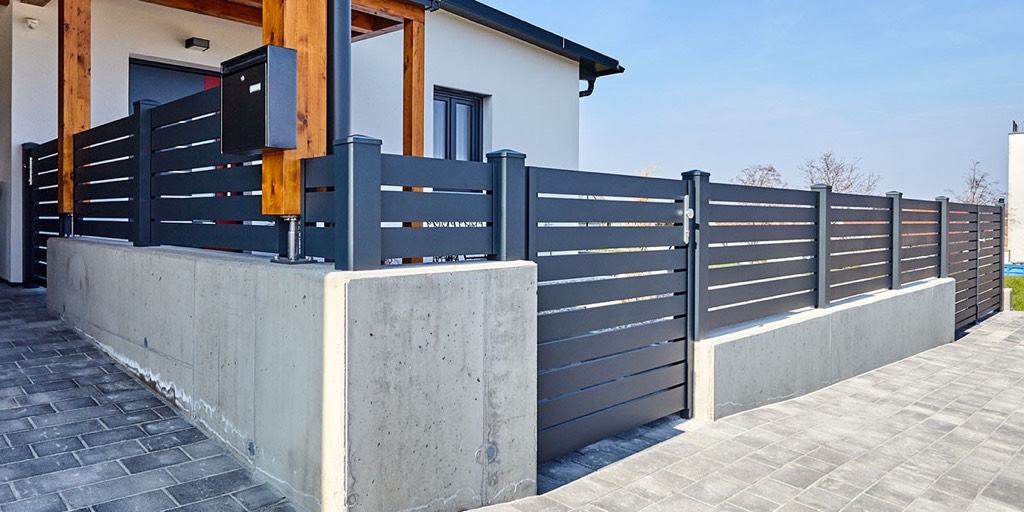 Moderner Metallzaun Referenz MODERNE-BMZ-0071 – klare Zaungestaltung