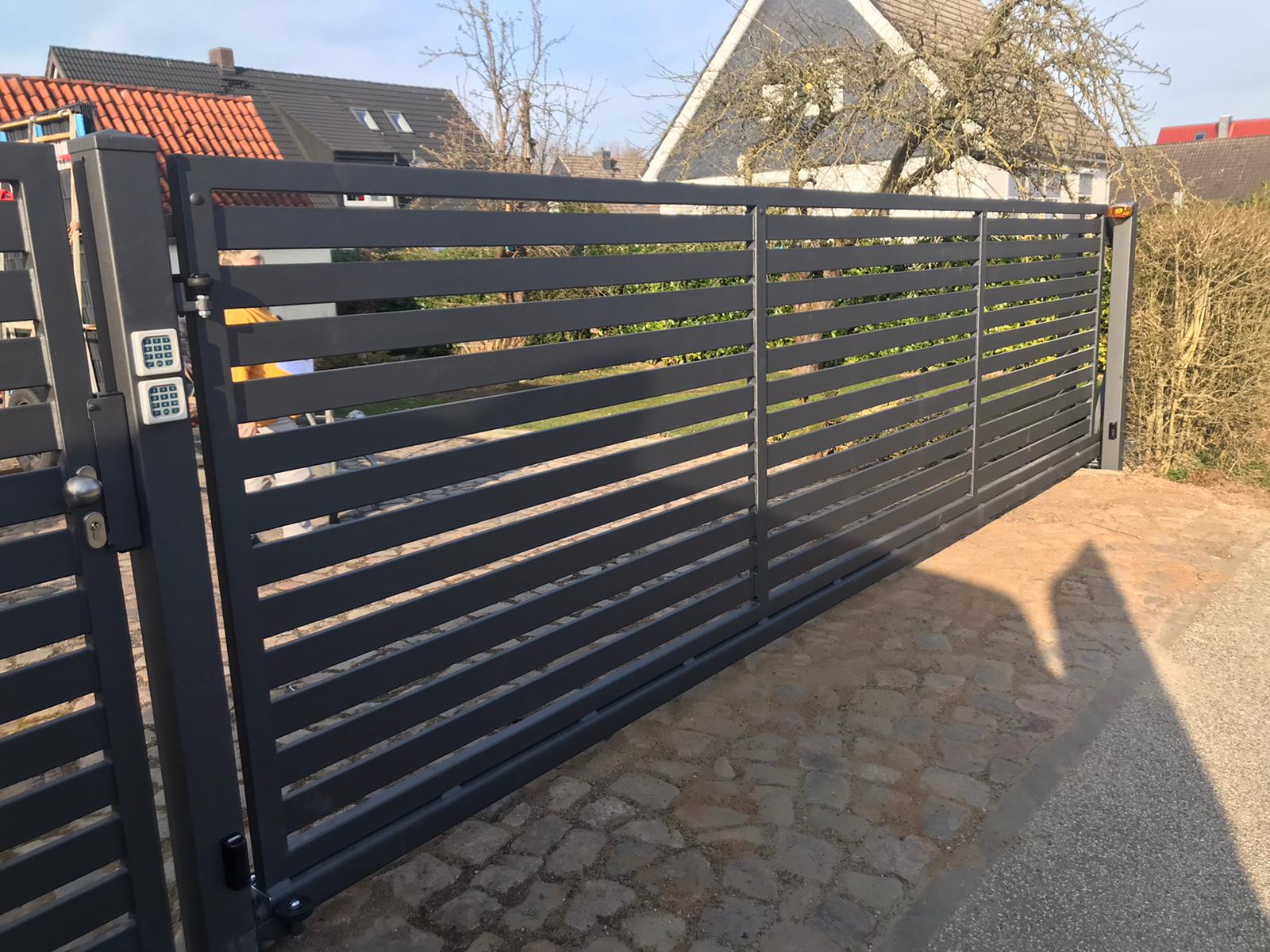 Moderner Metallzaun Referenz MODERNE-BMZ-0074 – klare Zaungestaltung