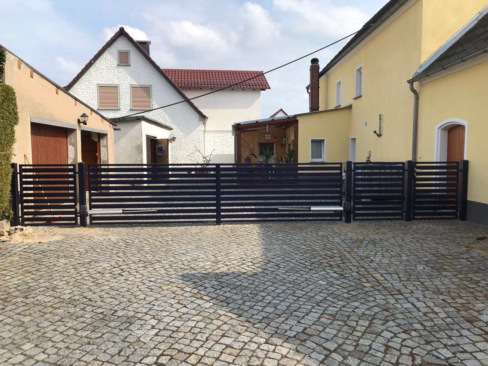 Moderner Metallzaun Referenz MODERNE-BMZ-0075 – klare Zaungestaltung