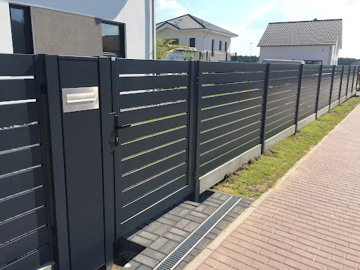 Moderner Metallzaun Referenz MODERNE-BMZ-0078 – klare Zaungestaltung