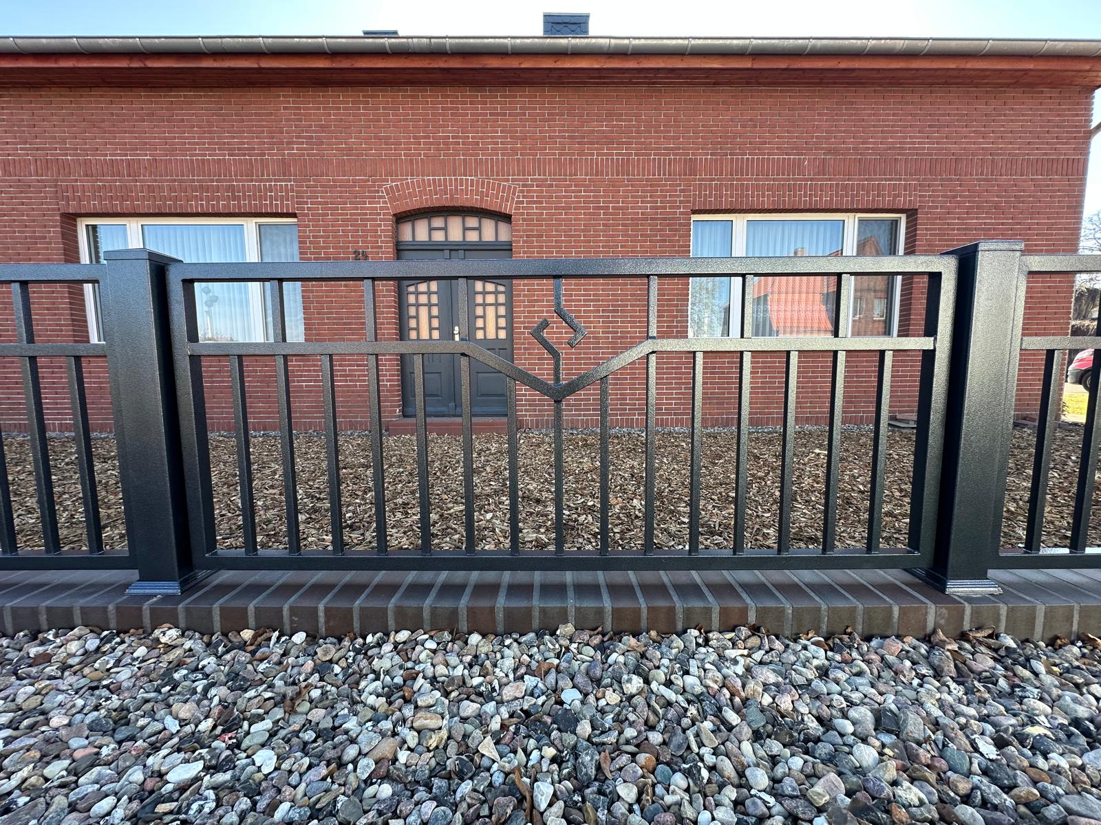 Moderner Metallzaun Referenz MODERNE-BMZ-0081 – klare Zaungestaltung